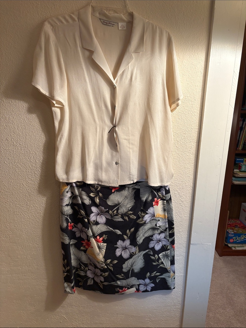 Tommy Bahama size large 12-14 Women’s blouse & skirt set